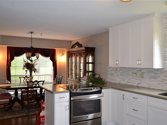 4th image of 905 Live Oak Cir