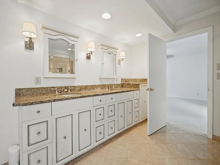 1044 Commodore Dr — Photo 14