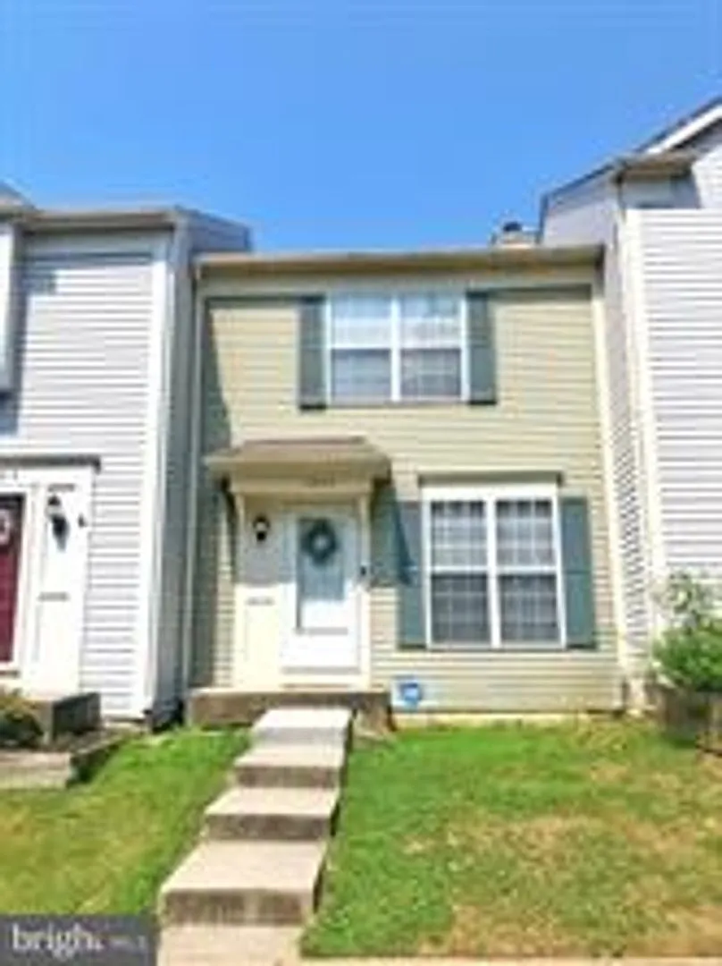 Beautiful 3-level townhouse convenient to I-95, Beltway, and Kingstowne/Springfield Mall — Photo 1