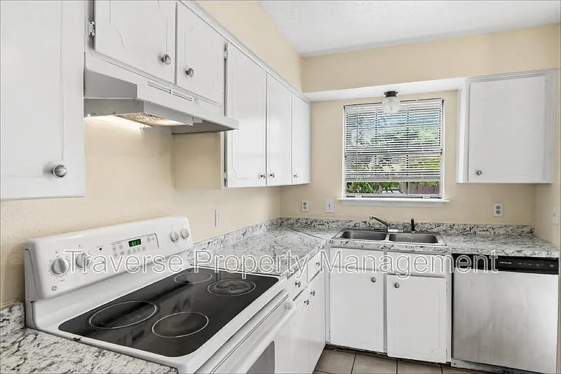 2 bed, 1.5 bath, 1052 sqft, $1,295 — Photo 1
