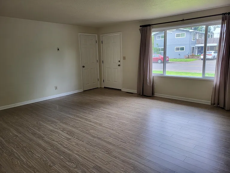 1585 Bogart Ln — Photo 5