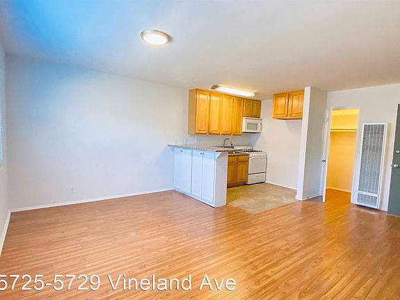 4th image of 5725 Vineland Ave #2509