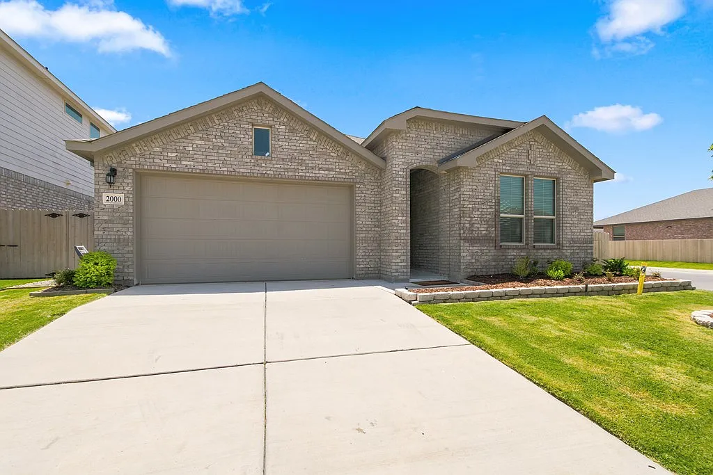 5 bed, 3.0 bath, 2175 sqft, $3,500 — Photo 2