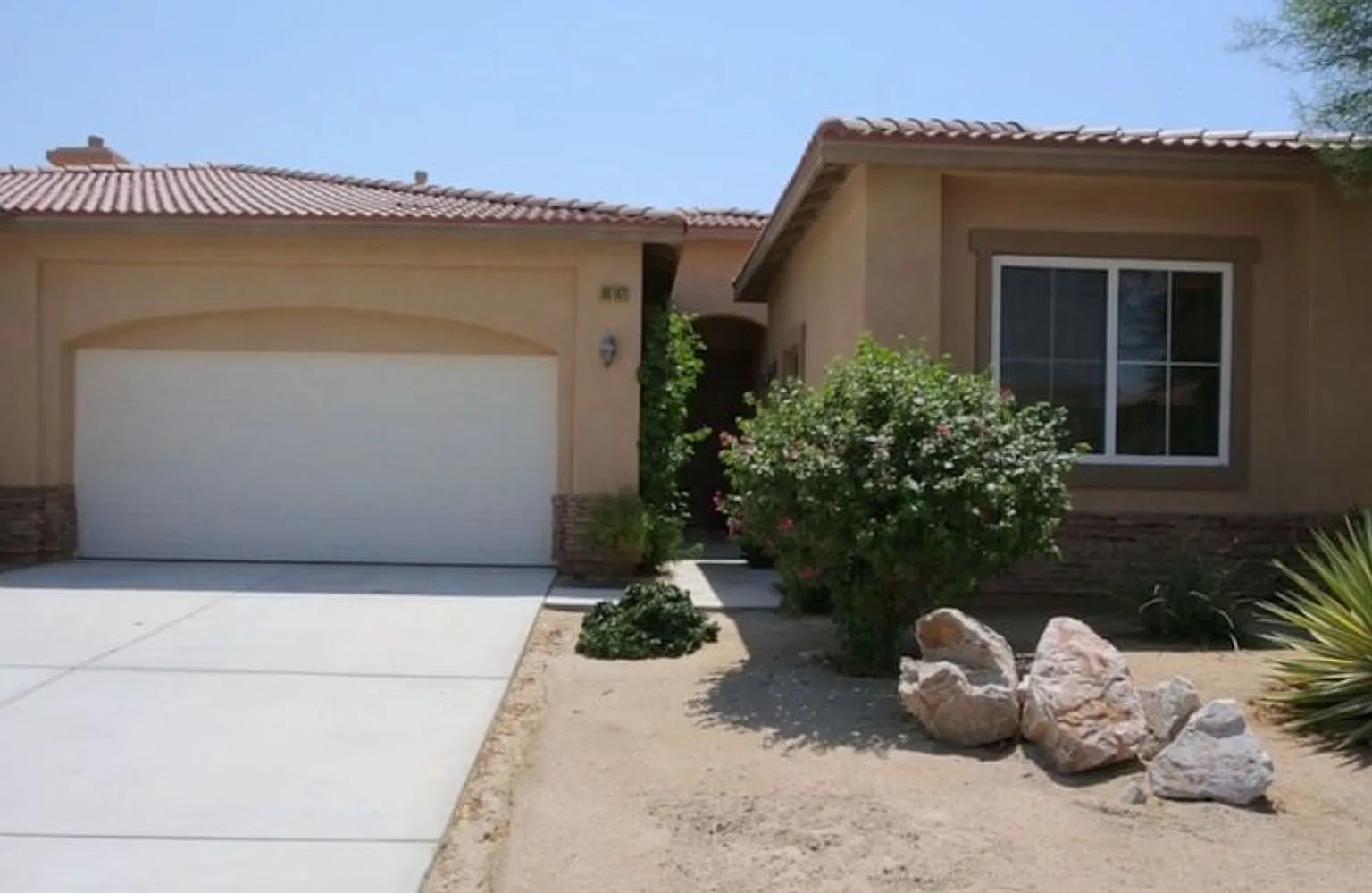 2 Bedroom. 2 Bathroom. House — Photo 2