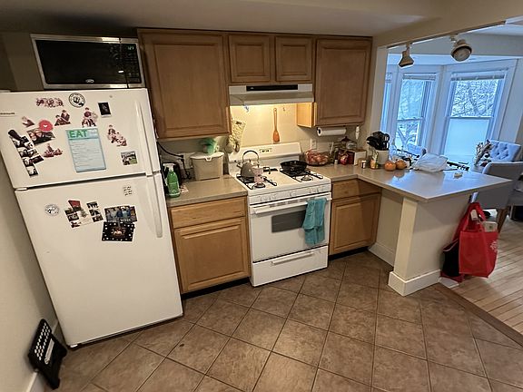 4th image of 825 N Aurora St #4