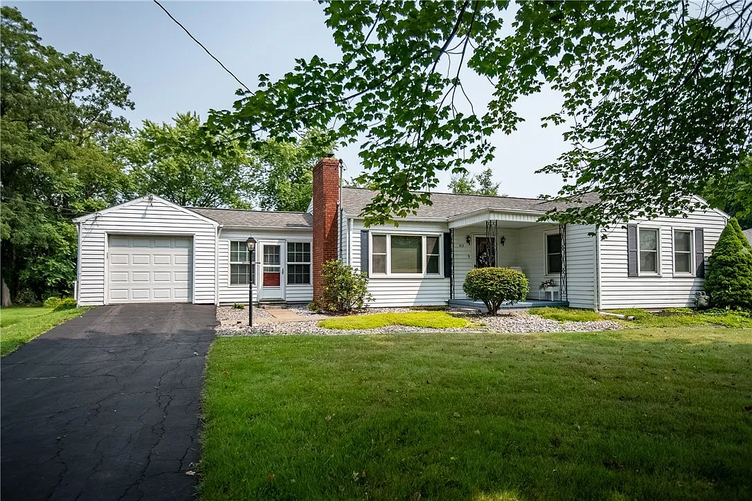 413 Summit View Dr photo 1