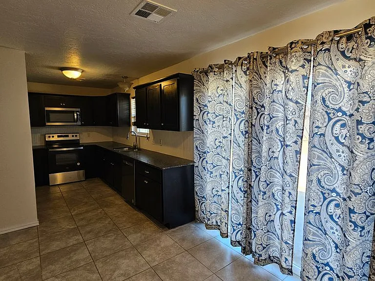 1345 Columbia Cir — Photo 4