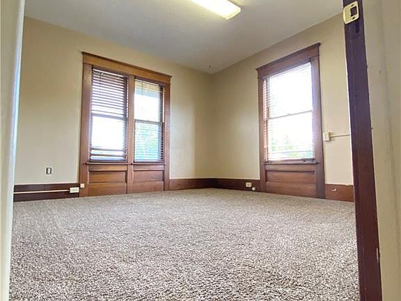 3rd image of 828 Fairmount Ave