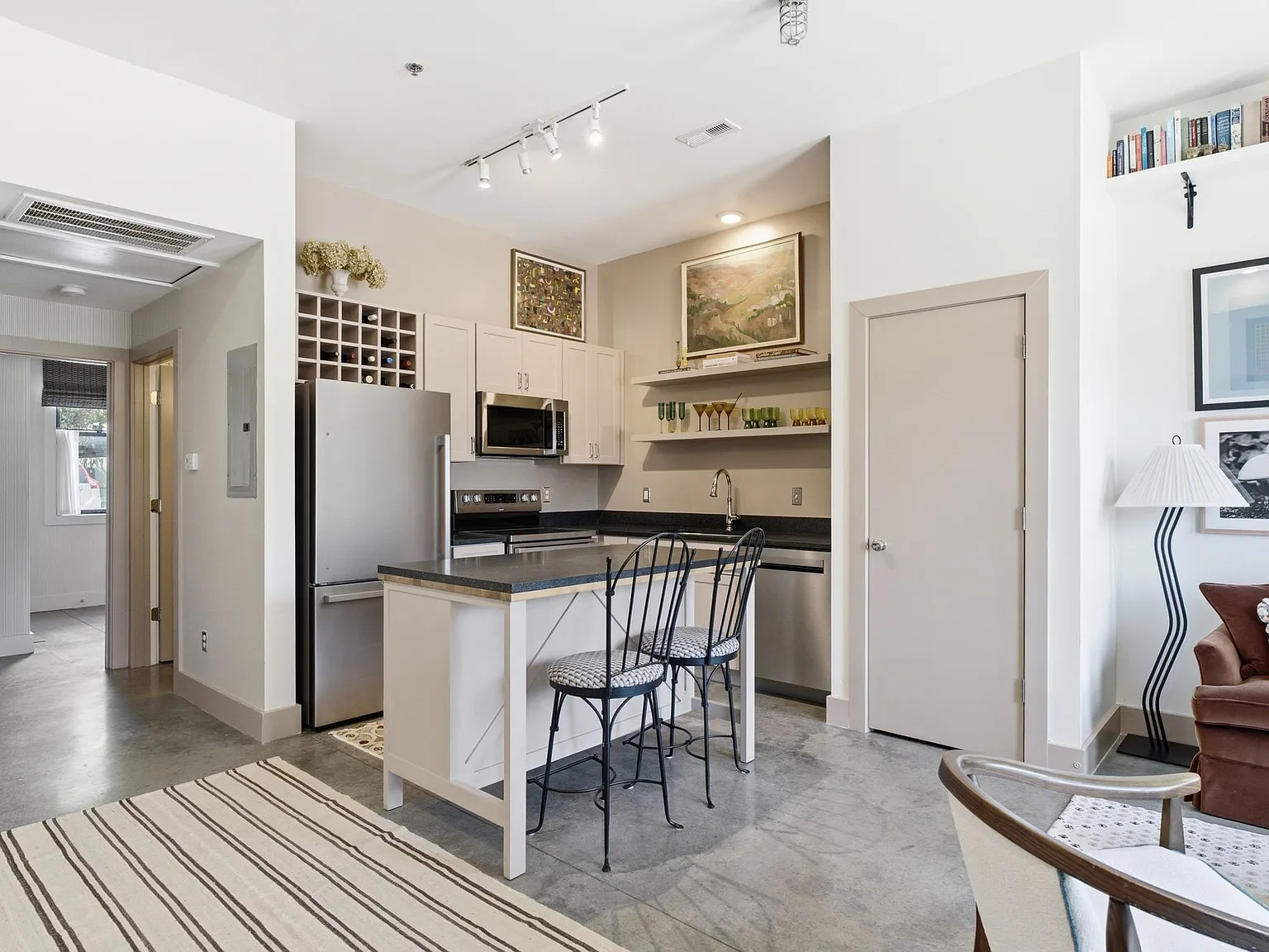 1 bed, 1.0 bath, 611 sqft, $1,745 — Photo 3