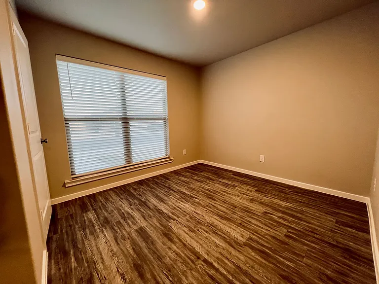 2102 N Avenue K — Photo 13