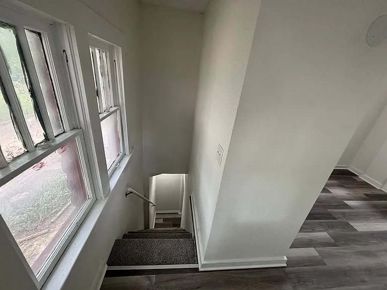 655 S Hillside St — Photo 3