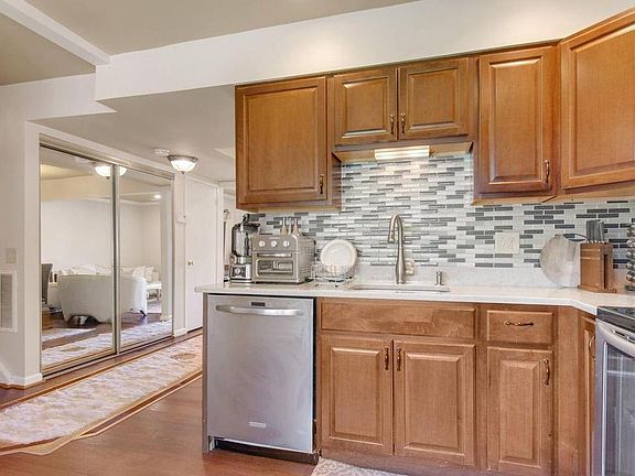5th image of 2704 Glengyle Dr