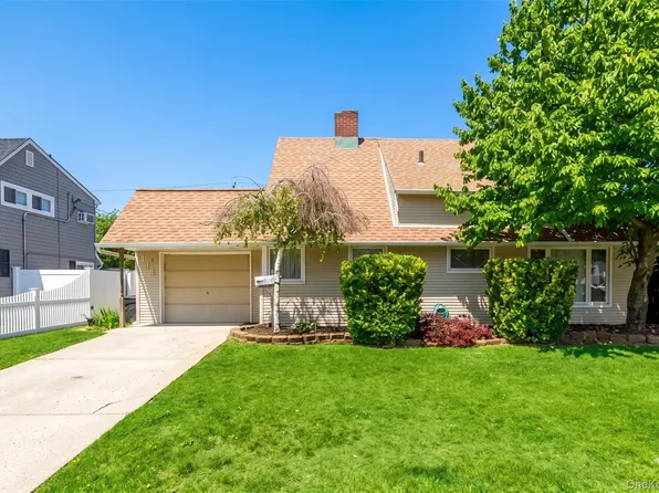 11 Skylark Ln, Levittown, NY 11756