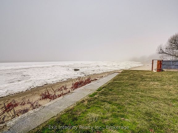 3rd image of 906 Lakeshore Rd