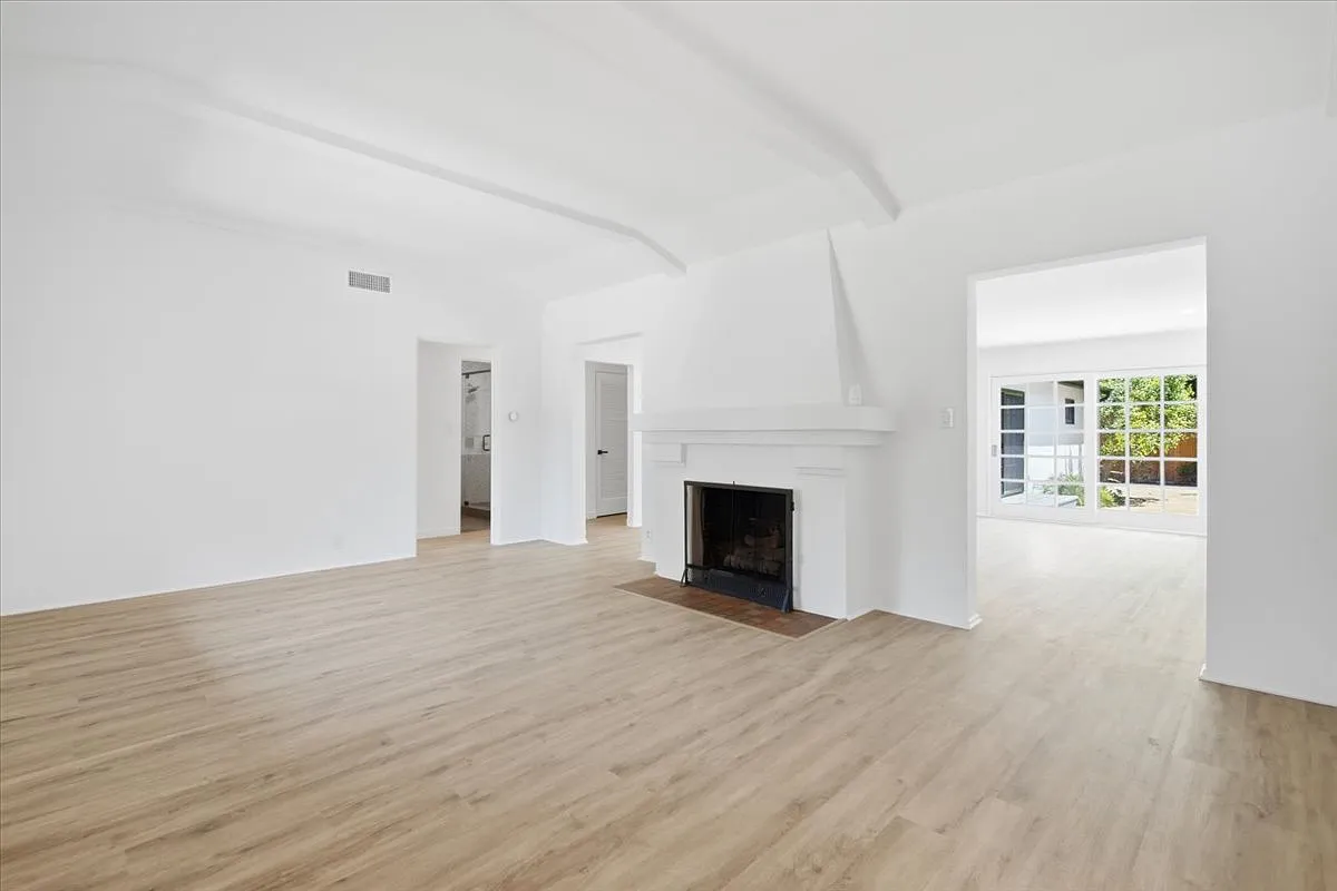 3 bed, 1962 sqft, $7,495 — Photo 3