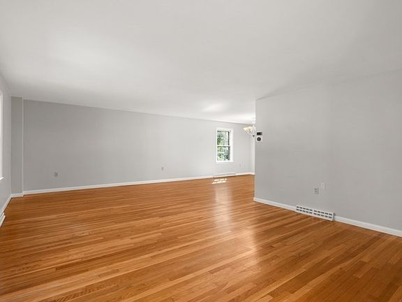 4th image of 15 Sheridan Rd