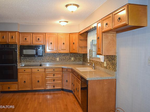 5th image of 717 NW Swaps Ln #3