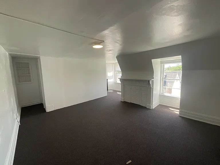 351 W King St — Photo 6
