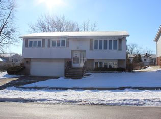 8921 Barberry Ln, Oak Lawn, IL 60457