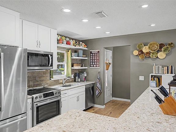 3rd image of 2555 SHADECREST ROAD