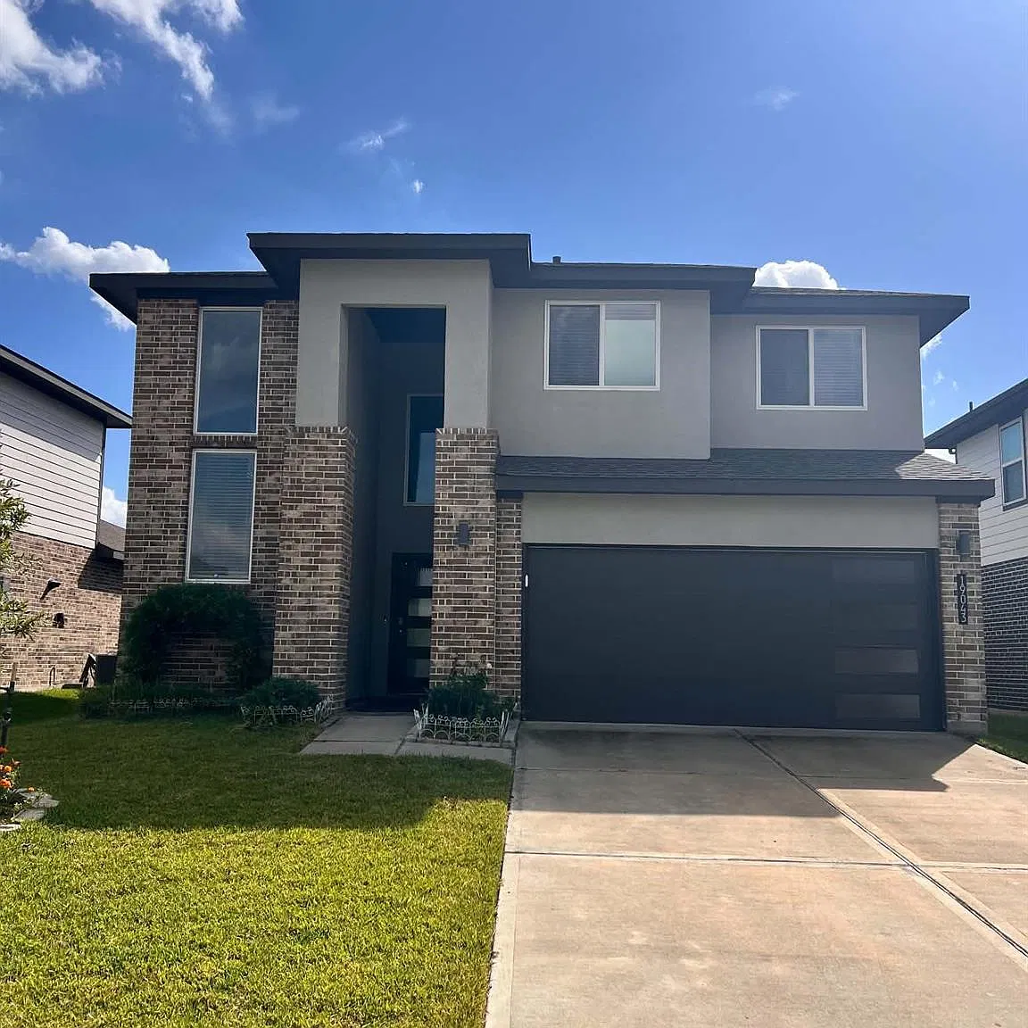 4 bed, 2.0 bath, 2344 sqft, $2,500 — Photo 1