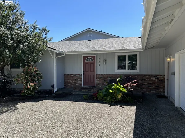 1072 8th St, Florence, OR 97439