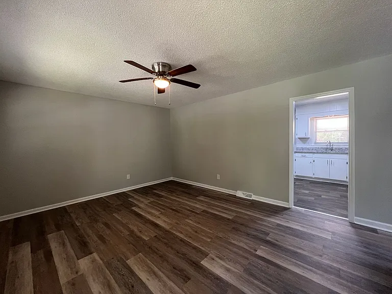 610 Belfast Dr — Photo 3