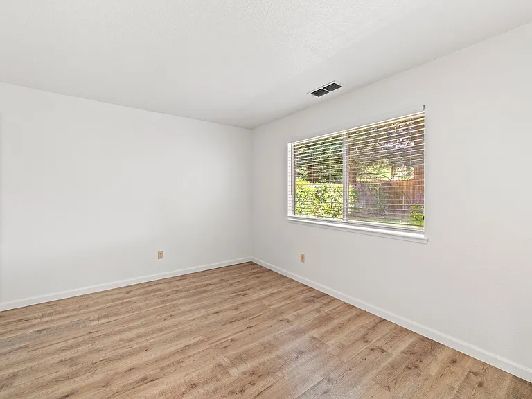 359 Seaton Dr — Photo 16