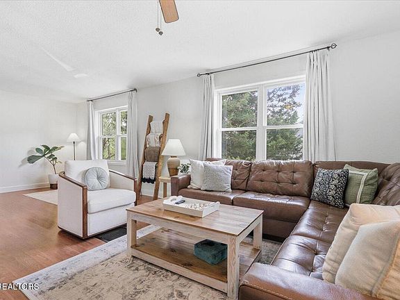 4th image of 1218 Everett Ave