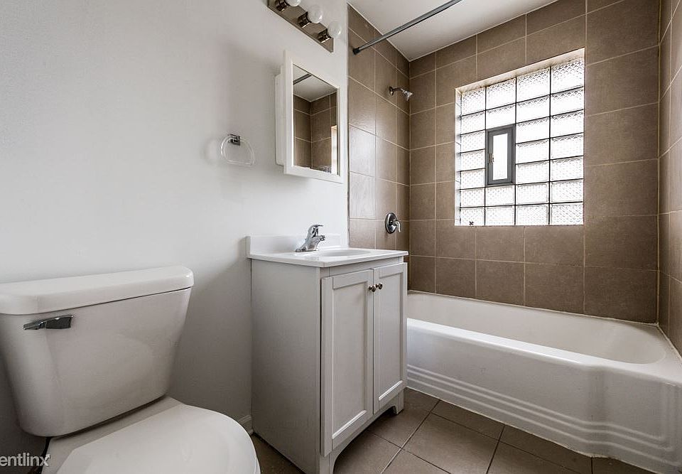 6121 S Wabash Ave Apartments Chicago Bathroom_01