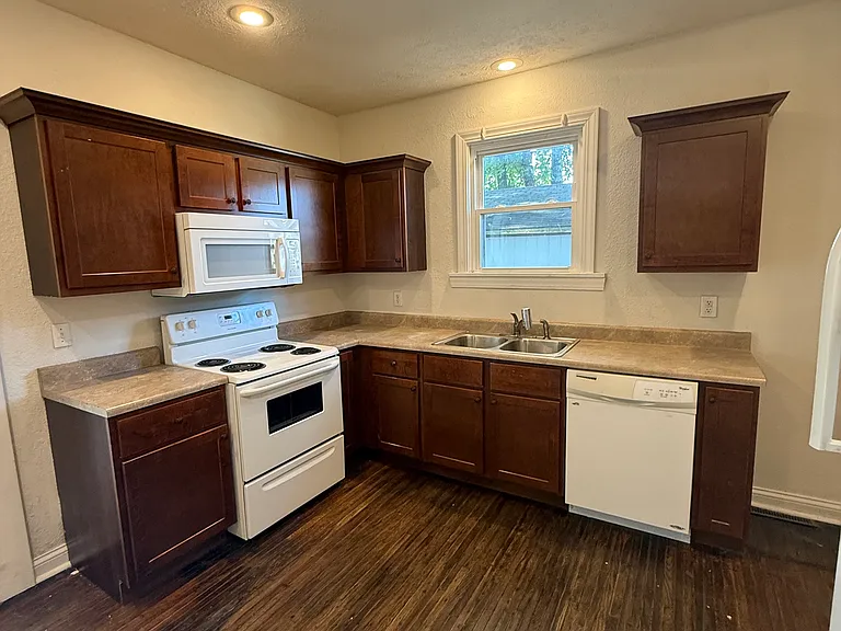 912 N Center St — Photo 4