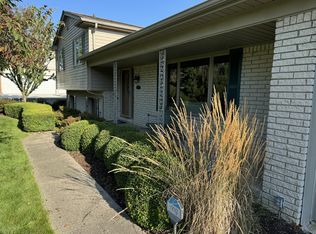 253 Woodedge Dr, Bloomfield Hills, MI 48304