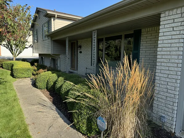 253 Woodedge Dr, Bloomfield Hills, MI 48304