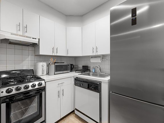 3rd image of 150 W 58th St