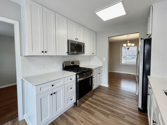 4th image of 15 Bradley Ln