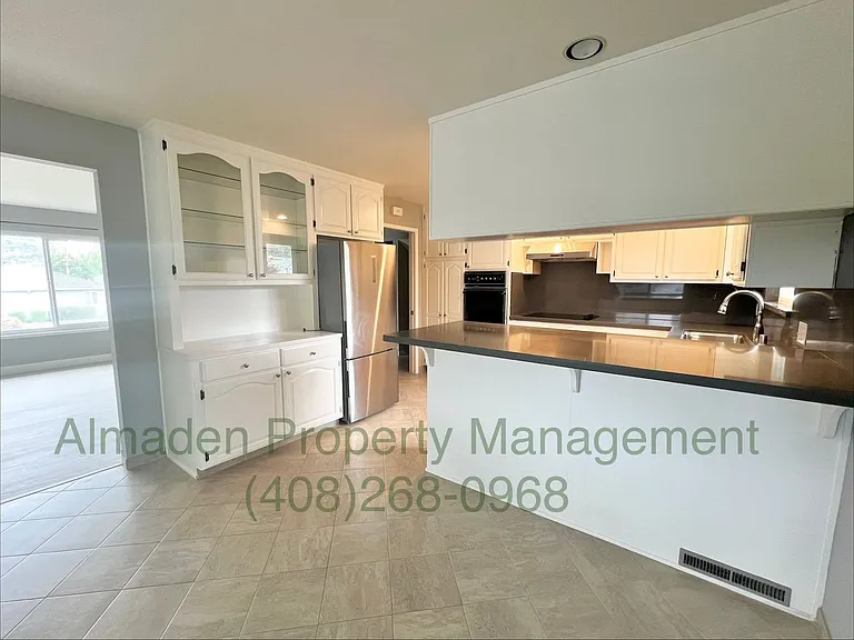 1096 Polk Ave — Photo 4