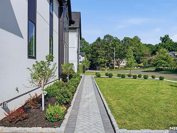 5th image of 75 Susan Dr