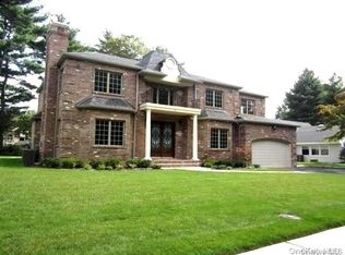 77 Shepherd Ln, Roslyn Heights, NY 11577