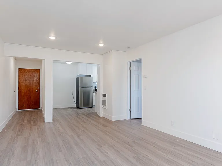 Bella Vista on Bancroft — Photo 11