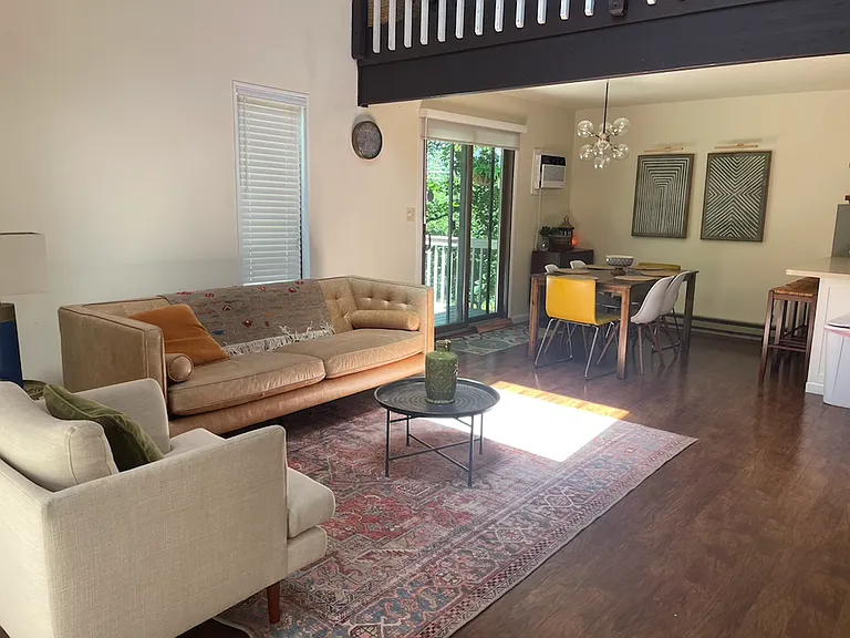 218 Sunlight Dr — Photo 2