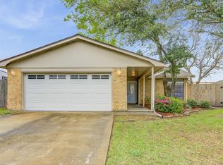 704 Briarclift Ln, Baytown, TX 77521