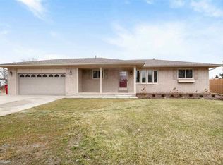 40896 Oakwood Ct, Clinton Township, MI 48038