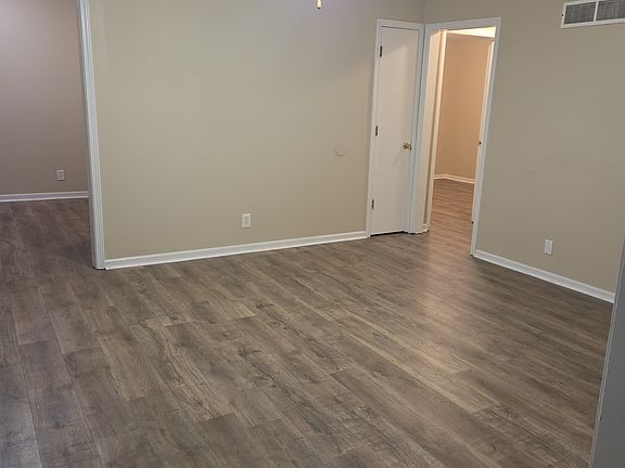 3rd image of 2102 Chateau Dr Unit A