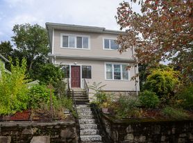 16 Holland Rd, Worcester, MA