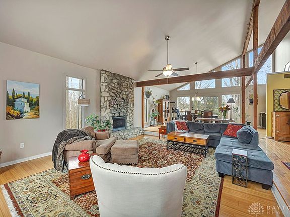 4th image of 127 Acorn Cir