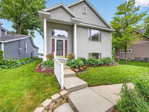 966 E 88th St, Newaygo, MI 49337
