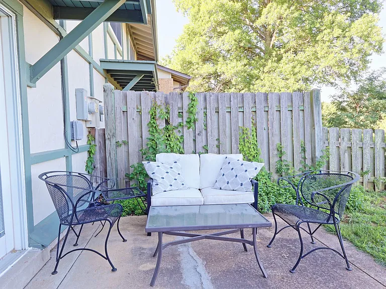 975 Barbizon Dr — Photo 32