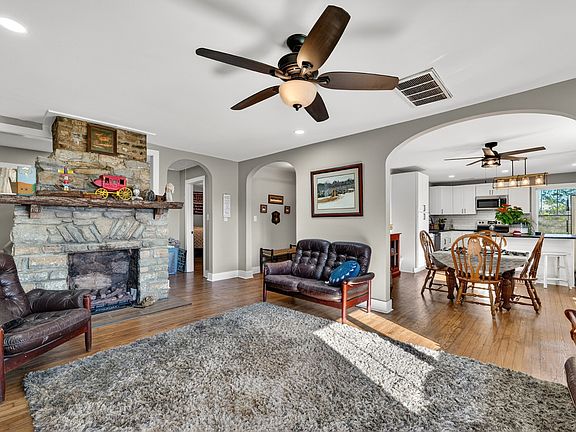 3rd image of 31 Epps Hollow Rd