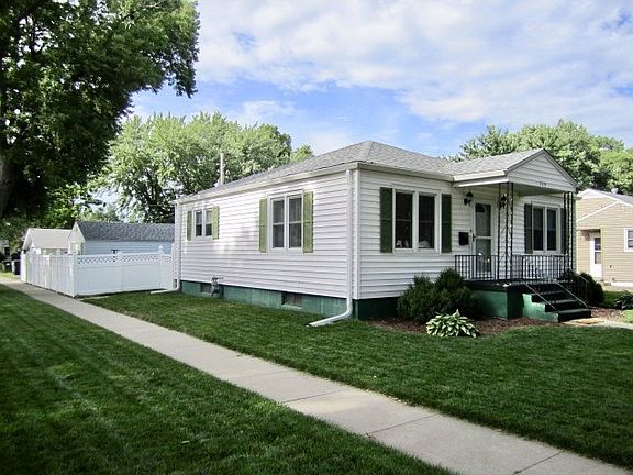 Side View / Nice Landscaping