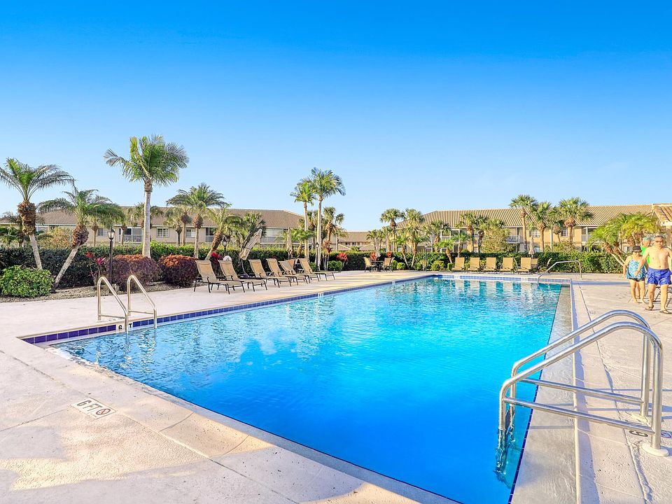 Huge pool with ample seating